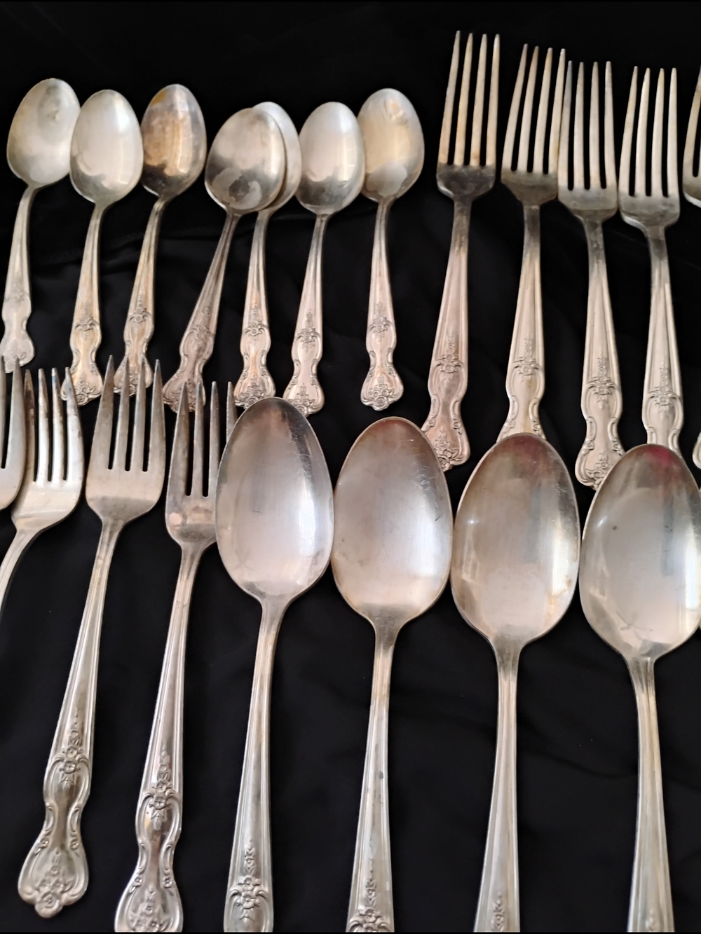 W.Rogers Co. Vintage Silver-Tone Flatware Set - Classic Pattern Spoons & Forks